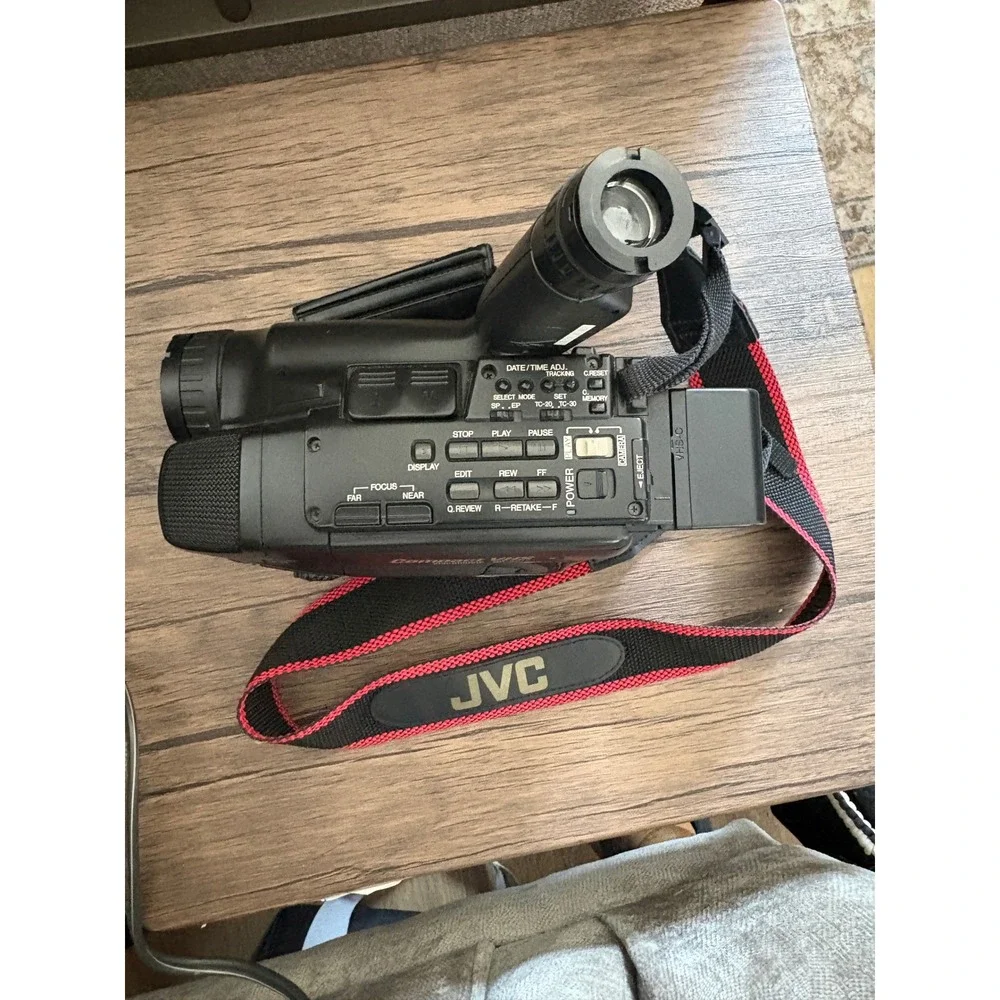 JVC GR-AX75U Compact VHS Videomovie Camcorder 20x Digital Zoom Vintage 1994